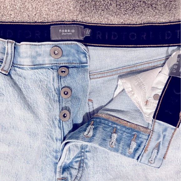 Torrid 5 Inch Mom Jean Premium Classic Denim Mid-Rise Short Size 14 - Picture 4 of 6